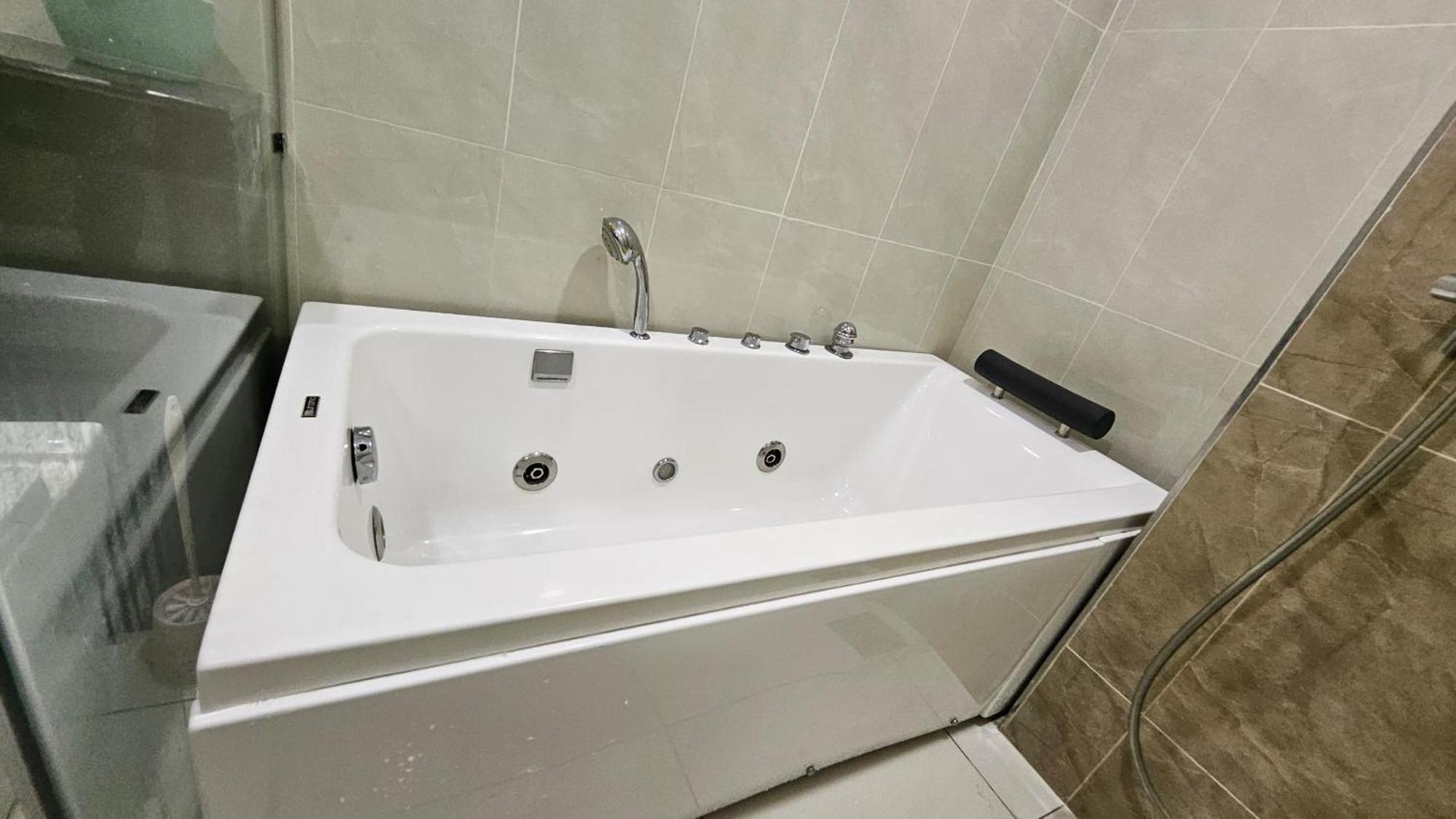 Paragon Suites Studios With Private Jacuzzi Near Ciq Rts 新山 外观 照片