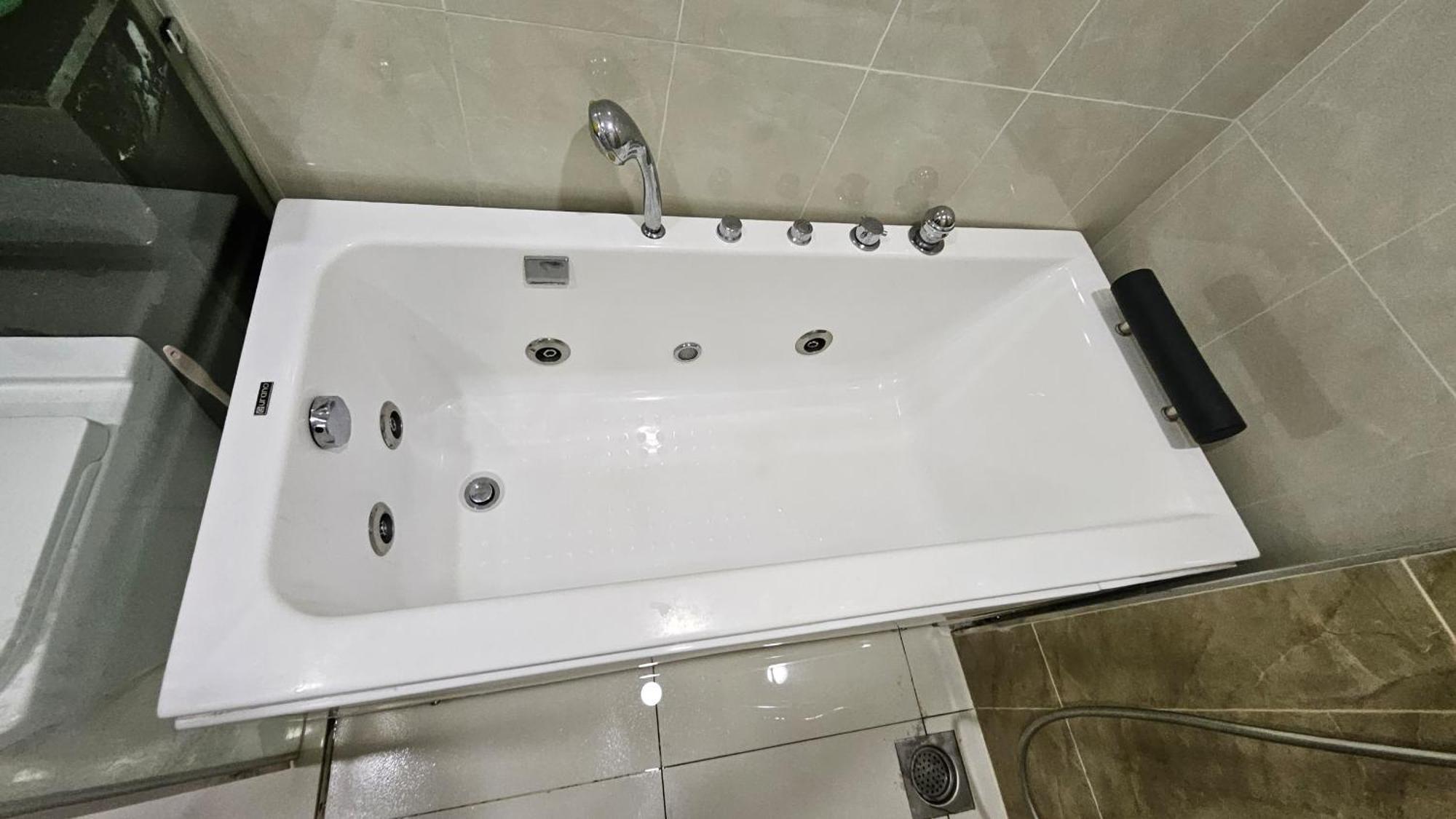 Paragon Suites Studios With Private Jacuzzi Near Ciq Rts 新山 外观 照片